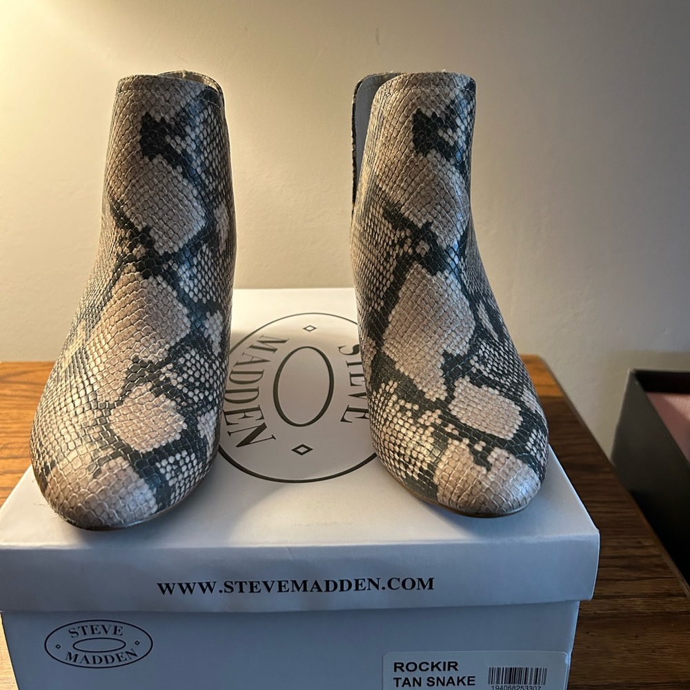 End of season sale:

Western style Snakeskin boot